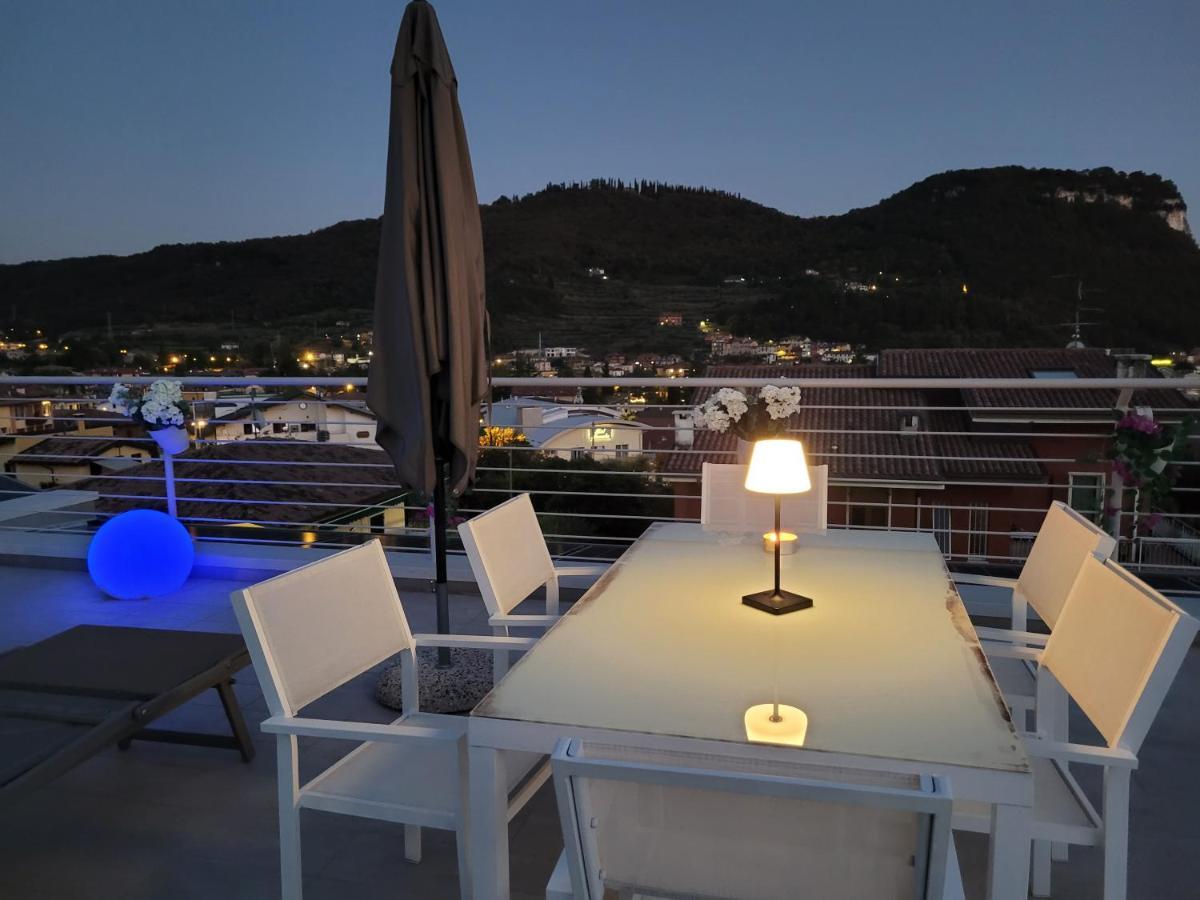 Garda View - Nuovo Appartamento Con Solarium Vista Lago Exterior foto